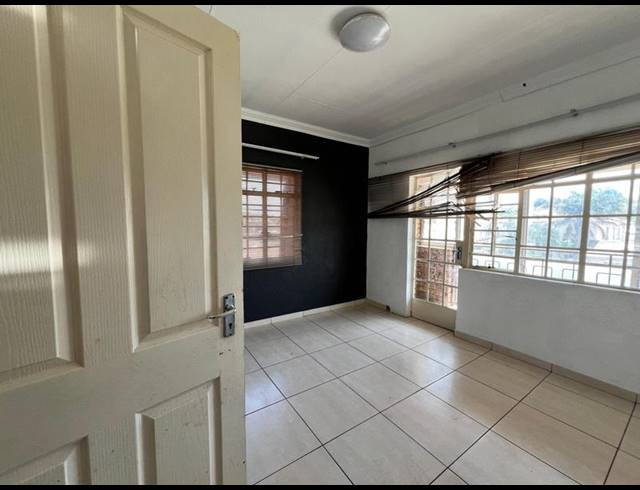 8 BEDROOM HOUSE FOR SALE IN LAUDIUM